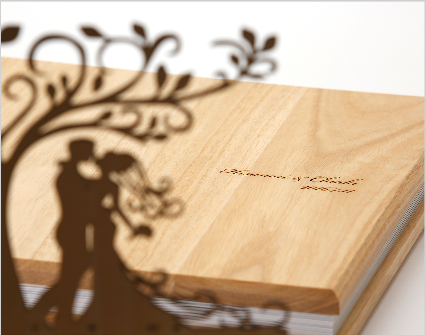 結婚式アルバムアルベロの自然から生まれた木の表紙のイメージ画像。
